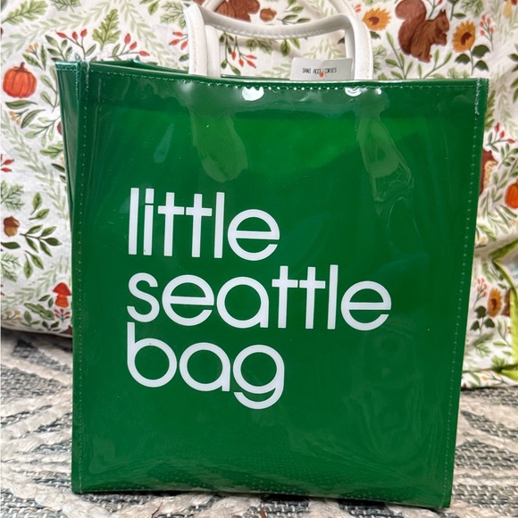 Bloomingdale's Handbags - Bloomingdale’s Bloomies Little Seattle Bag exclusive green tote NWT